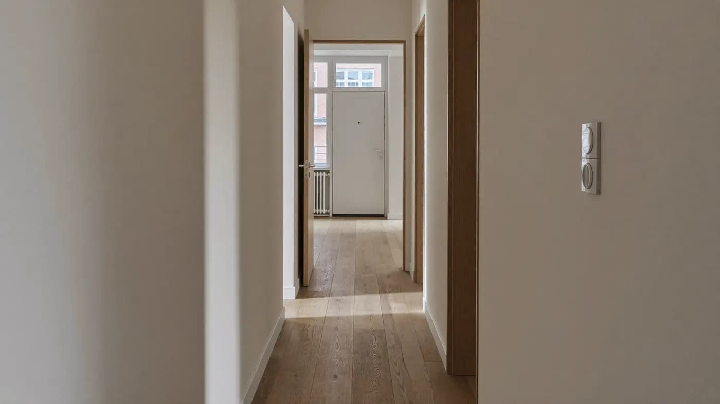 Laminatdielen in Längsrichtung in einem hellen Raum – Motiv zur Laufrichtung