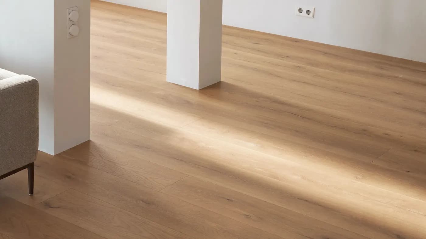Laminatboden in einem Wohnraum mit Fußbodenheizung – Motiv zur Kompatibilität