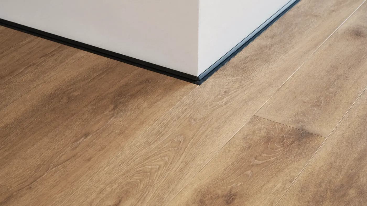 Laminatboden mit sichtbarem Abstand zur Wand – Motiv zur Dehnungsfuge
